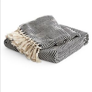 Hudson's Bay All Season Eco Throw Blanket (Black and white)